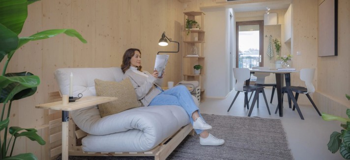 El interior es un espacio cálido y funcional, con una distribución pensada para minimizar instalaciones y optimizar cada centímetro disponible.
