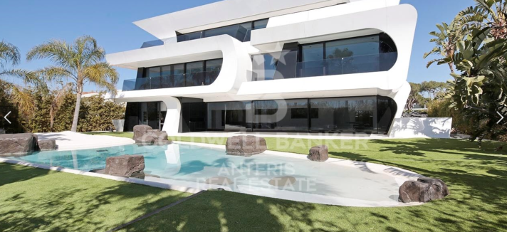 Casa de Víctor Valdés de volta ao mercado