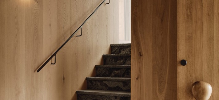 Los detalles artesanales abundan y se pueden encontrar en las barandillas de hierro forjado hasta en los apliques de pared hechos a medida.