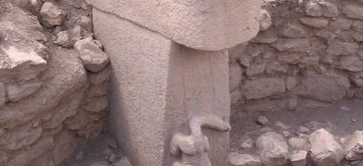 Las columnas sorprenden tanto por su tamaño como por sus relieves tallados con figuras de animales como zorros, jabalíes, buitres y serpientes, o símbolos abstractos.