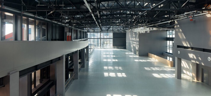 En la parte superior del edificio M Factory se ubica un gran espacio cultural sin columnas, preparado para exposiciones, conferencias y eventos artísticos.