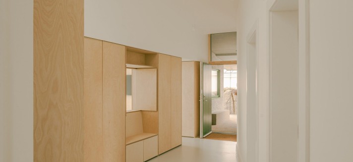 El interior está acabado en su mayoría en blanco, lo que potencia la luminosidad y refuerza la sensación de amplitud.