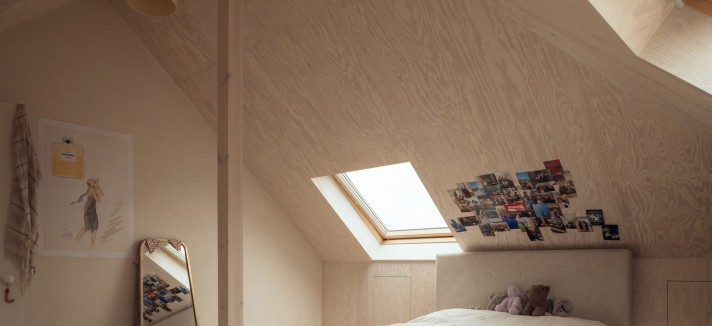 El proyecto incluyó la ampliación de la buhardilla para crear un dormitorio adicional en el cual una columna de madera ocupa el centro del espacio.