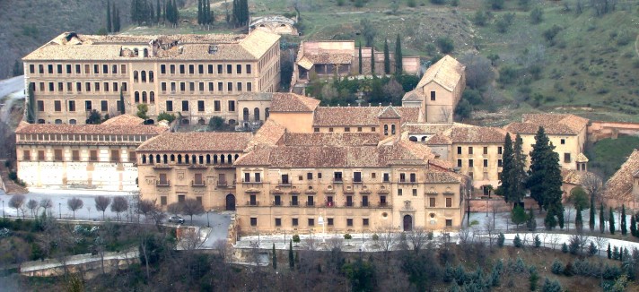 La Abadía del Sacromonte se levantó en el siglo XVI, tras el descubrimiento de reliquias y los llamados “Libros plúmbeos”.