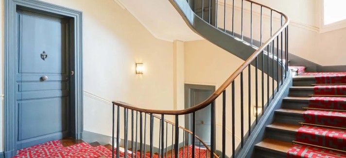 El apartamento donde se rodó la popular serie de Netflix ‘Emily en París’