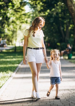 Se promener dans le parc en été