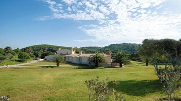 Denne portugisiske villa har masser af jord og privatliv