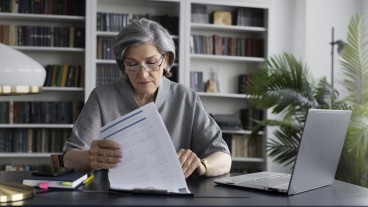 Idosa ao computador a tratar de burocracias