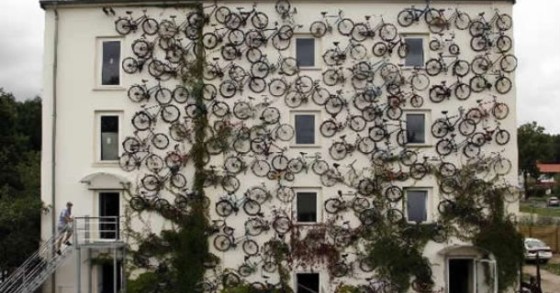 alemanha: casa com mais de 100 bicicletas até ao telhado (fotos)