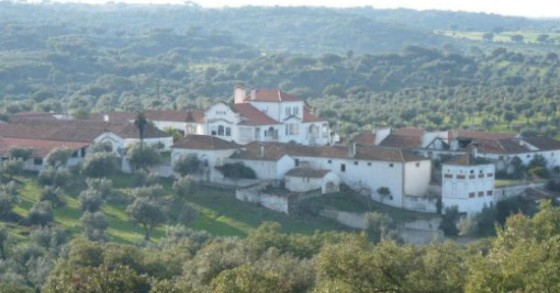 há uma aldeia em portugal à venda por sete milhões de euros (fotos)