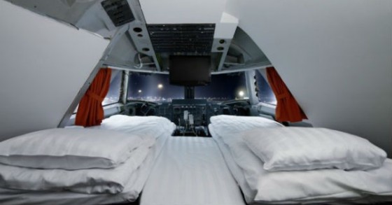 hotel jumbo stay: dormir a bordo de um avião em estocolmo (fotos)