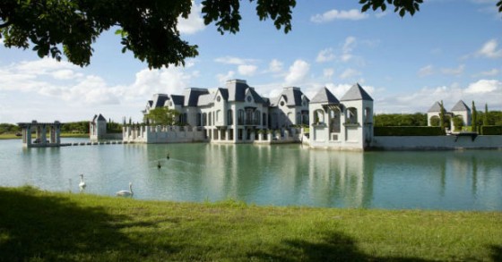 casas de sonho: castelo moderno no meio de um lago com cisnes (fotos)