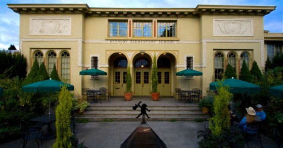 hotel kennedy school: voltar aos tempos de escola com piscina e sala de cinema (fotos)