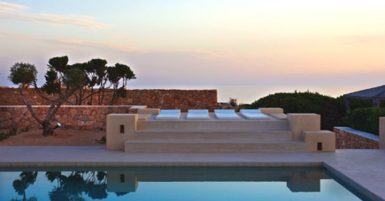 casas de sonho: contemplar o melhor pôr-do-sol do mar mediterrâneo no luxo de ibiza (fotos)