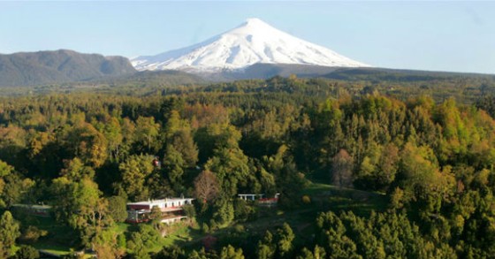 hotel antumalal: o luxo de dormir com vista para o vulcão villarrica, no chile (fotos)