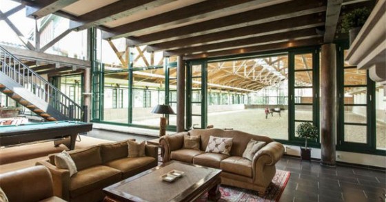 casas de sonho: relaxar no conforto de uma “villa” com campo de equitação na alemanha (fotos) 