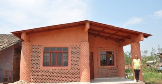 mulher boliviana constrói casas para os pobres com garrafas de plástico 