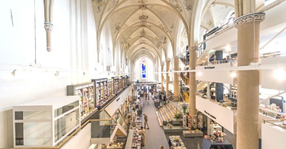 Catedral gótica do século XV transformada numa moderna livraria na holanda (fotos)
