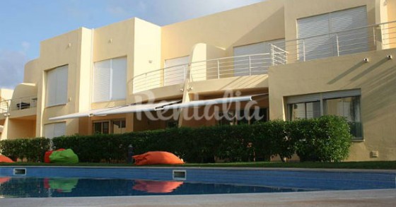 casas de fim-de-semana: mergulhar numa piscina de água salgada nas planícies do alentejo (fotos)