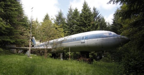 Casa de altos voos: a história de um eremita que vive há 15 anos num avião no meio do bosque