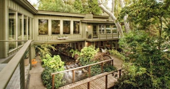 Casas de sonho: Mansão rústica “atravessada” por um rio na Califórnia (fotos)