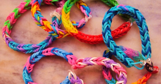 Elásticos das pulseiras da moda retirados do mercado por risco de cancro