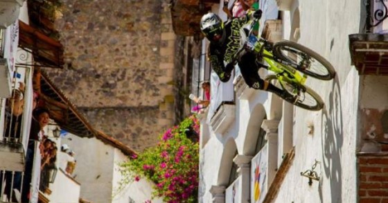 Edifícios, adrenalina e bicicletas: o Downhill Urbano transforma as cidades na melhor pista (fotos) 