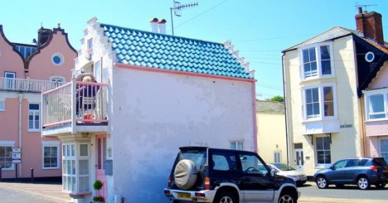 A tua casa está mal estacionada: conhece a pequena casa em frente ao mar que cabe num lugar de estacionamento