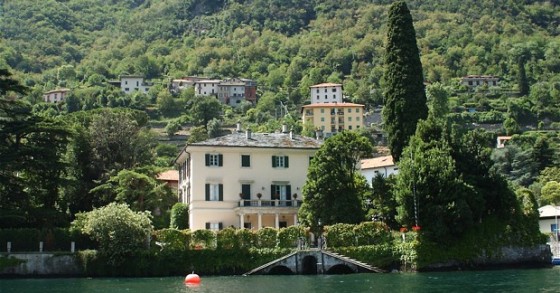 Queres ver de perto a mansão de luxo de George Clooney em Itália? Cuidado... arriscas-te a uma multa de 500 euros