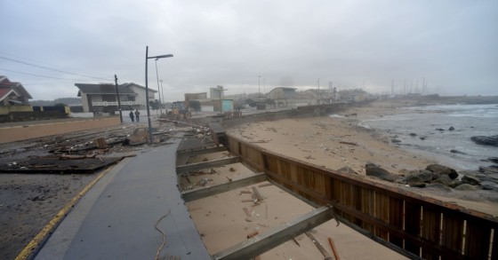 Obras de reconstrução concluídas no paredão e passeio marítimo da Costa da Caparica
