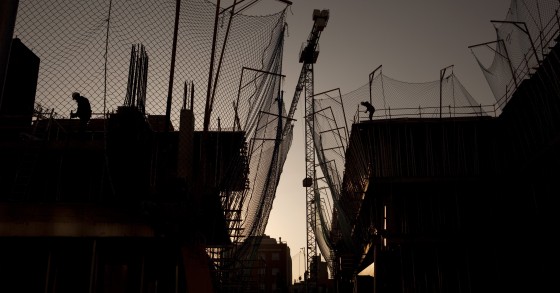 Obras públicas atrasam recuperação do setor da construção