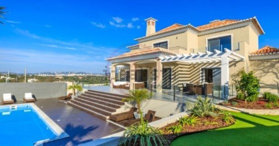 Esta mansão está localizada no Algarve, em Almancil, e custa 1.550.000 euros.