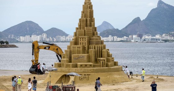 Quinze dias e cinco máquinas para construir o maior castelo de areia do mundo 