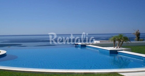 Casas de fim de semana: mergulhar numa piscina com vista para o mar em Lagos (fotos) 