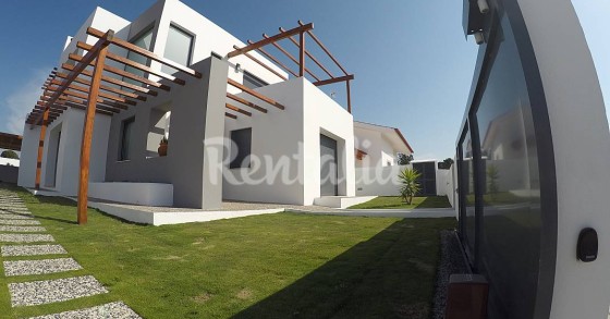 Casas de fim de semana: Abraçar o verão numa vivenda colorida a estrear no Carvalhal (fotos) 