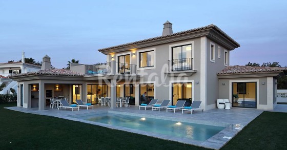 Casas de fim de semana: Escapadela algarvia com piscina, jardim e praia (fotos) 