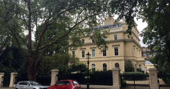 A casa está localizada na mais exclusiva e cara rua de Londres (Foto: Simon Dawson/Bloomberg News).