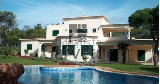 Esta maravilhosa moradia está à venda em Vilamoura por 1.300.000 euros.