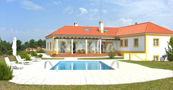 Casas de fim de semana: Desfrutar do Alentejo numa herdade com piscina (fotos) 