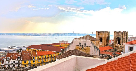Casas de fim de semana: Contemplar o Tejo e Lisboa numa varanda de Alfama (fotos) 