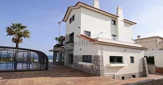 Esta espetacular mansão está localizada em Oeiras, Lisboa, e custa 2.850.000 euros.