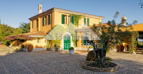 Esta espetacular mansão está localizada em Tavira e custa 2.590.000 euros.