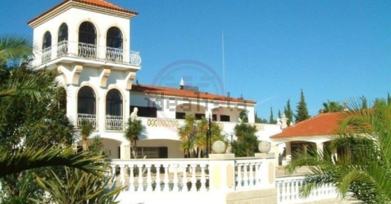 Esta espetacular moradia está localizada em Lagoa, no Algarve, e custa 1.999.000 euros.