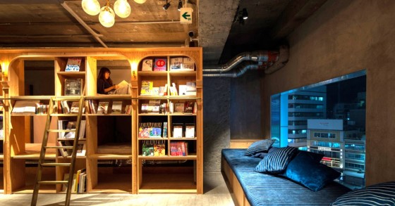 Bibliotel em Tóquio, uma mistura perfeita de biblioteca com os típicos hotéis-cápsula japoneses.
