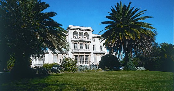 Líder da comunidade ismaelita interessado em comprar palacete da Universidade Nova em Lisboa