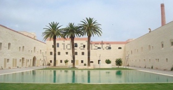 Este apartamento está localizado em Tavira num empreendimento projetado por Souto Moura.