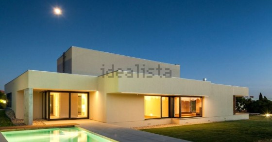 Esta espetacular casa está localizada num condomínio privado de luxo em Queluz, Sintra. 
