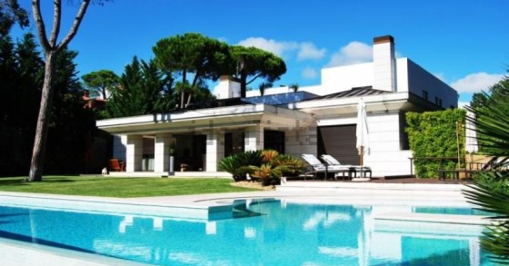 Esta espetacular moradia está localizada em Cascais e custa 4.800.000 euros.