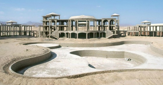 As ruínas do faraónico resort de luxo inacabado no meio do deserto do Egito 