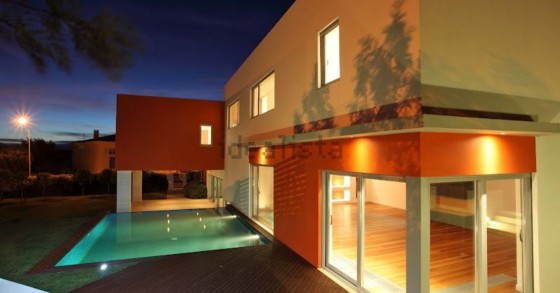 Esta espetacular moradia está localizada em Cascais e custa 1.500.000 euros.